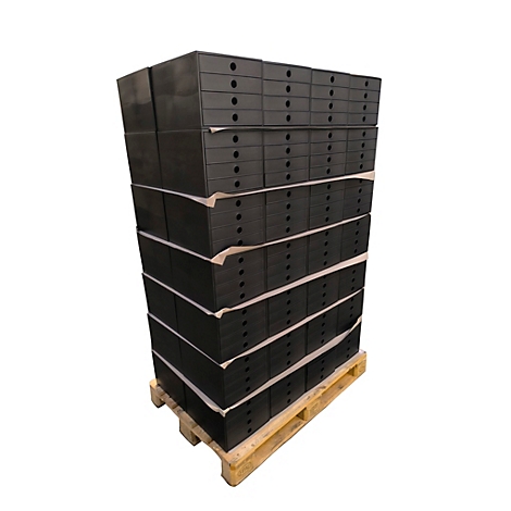 Hoge stapel zwarte, platte kartonnen dozen op een houten pallet tegen een witte achtergrond.