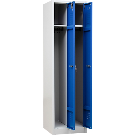 Een open locker met blauwe deuren en sleutels. Binnenin: planken, haken en opbergruimte. Metalen kast.