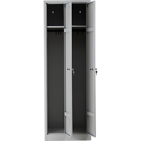 Een grijze stalen locker met twee open deuren. Interieurhaken en stangen voor kleding.