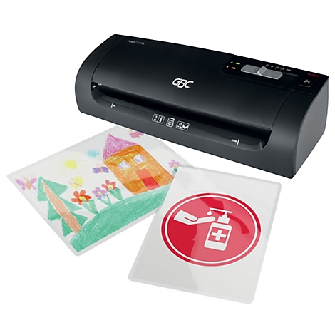 Schwarzes Laminiergerät mit zwei laminierten Blättern: Kinderzeichnung und Hygieneschild.