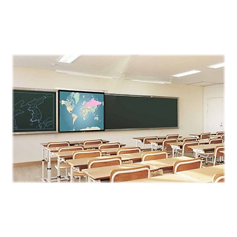 Klassenzimmer mit Tischen, Stühlen und Landkarte auf einem Bildschirm.