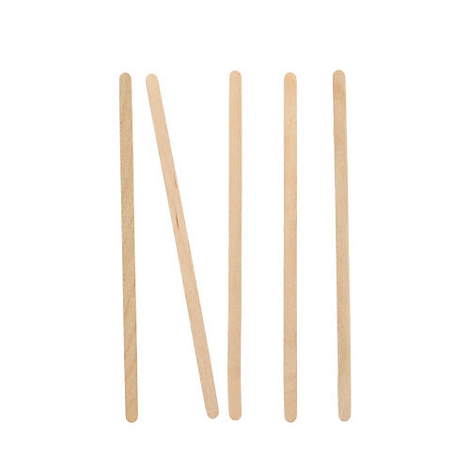 Mehrere Holzstäbchen, die auf weißem Hintergrund angeordnet sind, eines davon diagonal.