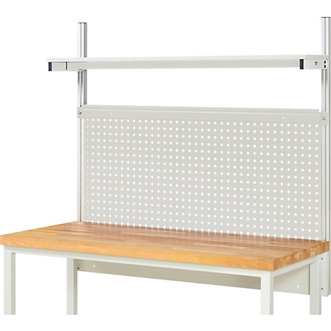 Werkbank mit Lochwand, Regal und Holzplatte. Grauer Rahmen und weißes, gelochtes Panel.