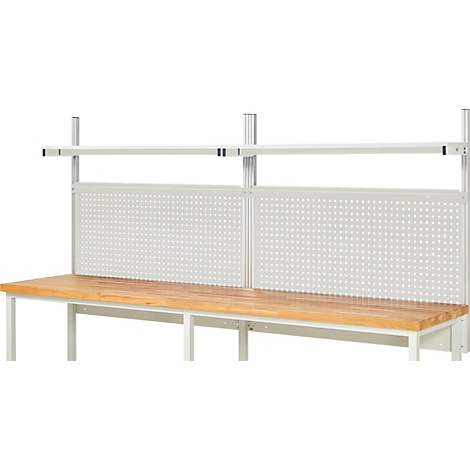Werkbank mit Lochwänden und Regalen. Die Werkbank hat eine Holzplatte und ein Metallgestell.