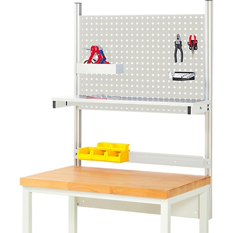 Établi avec panneau perforé, outils et contenants jaunes. Plateau de table en bois, cadre blanc, nombreux outils.