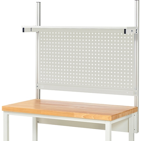 Établi avec panneau perforé et étagère, plateau en bois clair et cadre en métal gris clair.