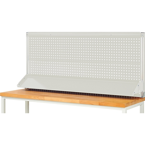Panneau perforé gris sur une table en bois, avec un cadre métallique blanc.