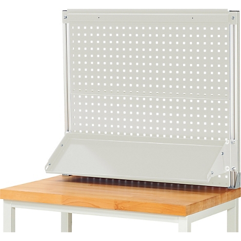 Lichtgrijs gereedschapsbord met gatenpatroon, op een houten tafel. Een plank is gemonteerd.