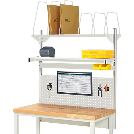 Werkbank met planken. Er liggen papieren, een printer en gereedschap op de tafel. Gele dozen en een prikbord zijn ook zichtbaar.