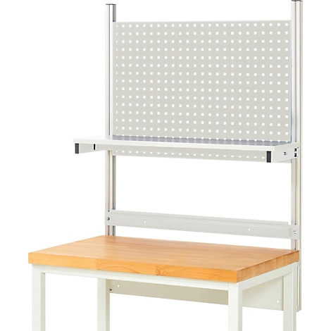Een werkbankbevestiging met een pegboard en plank boven een houten oppervlak. De structuur is wit en heeft veel gaten.