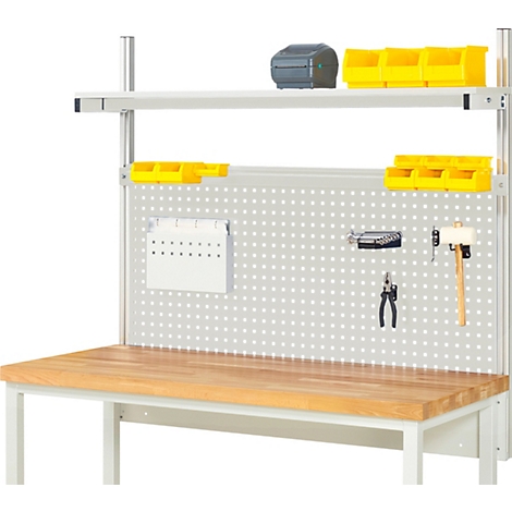 Werkbank met pegboard, planken en gereedschap. Gele bakken en gereedschap zijn zichtbaar.