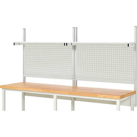 Werkbank met pegboard en plank, licht houten blad, wit frame.
