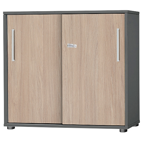 Schrank mit Schiebetüren in Holzoptik und grauen Rahmen. Zwei silberne Griffe und ein kleiner Griff.