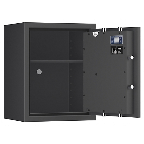 Ein geöffneter, grauer Tresor. Die Tür ist geöffnet und gibt den Blick auf den Innenraum frei, ein Regal ist sichtbar. Auf der Innenseite der Tür sind Aufkleber.