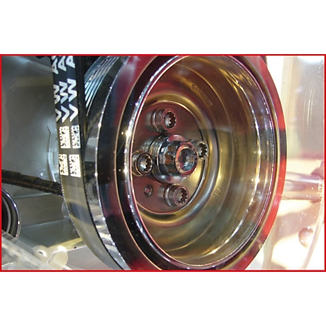 Detailaufnahme eines glänzenden Metallrads mit Schrauben und einem schwarzen Riemen.