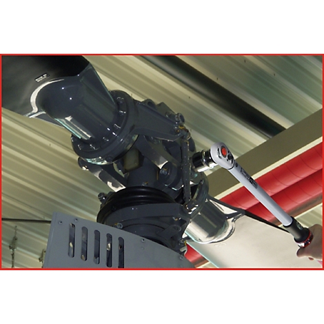 Nahaufnahme eines Rotorblattes eines Hubschraubers, das mit einem Drehmomentschlüssel gewartet wird.