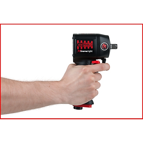 Person hält einen schwarzen, roten und silbernen Schlagschrauber. Auf dem Werkzeug steht in roter Schrift 'KS TOOLS' und 'x-treme light'.