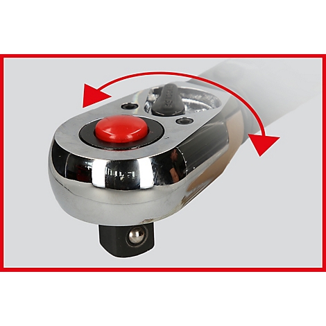 Nahaufnahme eines verchromten Ratschenschlüssels mit roter Taste und Pfeil, der die Drehrichtung anzeigt.