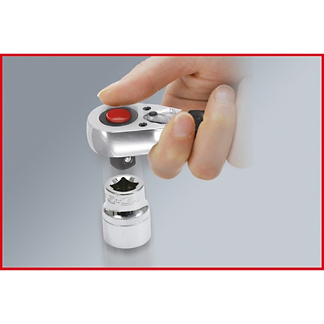 Hand betätigt Knarre mit rotem Knopf und Steckschlüsseln. Steckschlüssel wird eingesetzt.