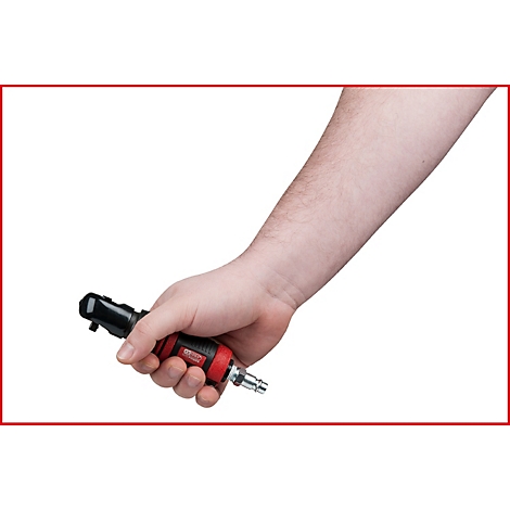 Hand hält einen Druckluft-Ratschenschlüssel. Schwarzer Kopf, roter Körper, silberner Anschluss.
