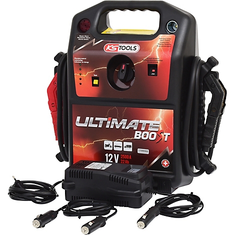 Schwarzes Starthilfegerät mit roten Akzenten, Schriftzug 'ULTIMATE BOOST'. Darunter ein Ladegerät und Stecker.