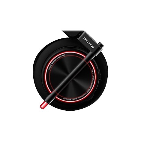 Nahaufnahme einer schwarzen Gaming-Kopfhörer-Ohrmuschel mit rotem Lichtring und Mikrofonarm von 1MORE.