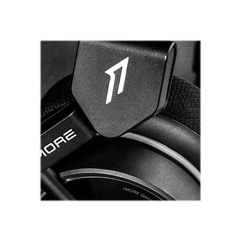 Nahaufnahme eines schwarzen Gaming-Headsets mit dem weißen Logo der Marke 1MORE.
