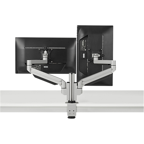 Zwei Monitore mit Halterung, die an einem weißen Tisch befestigt sind. Der Hintergrund ist weiß.