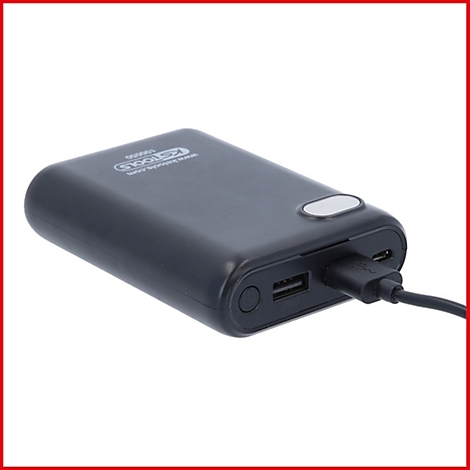 Dunkelgraue Powerbank mit USB-Kabel. Knöpfe und Anschlüsse sichtbar.