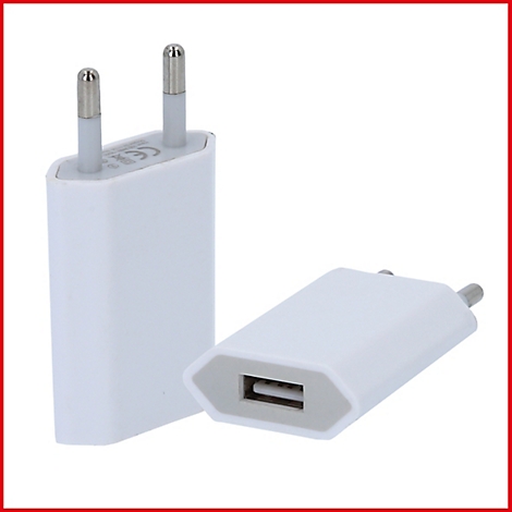Zwei weiße USB-Ladegeräte mit Eurostecker. Eines steht, das andere liegt.