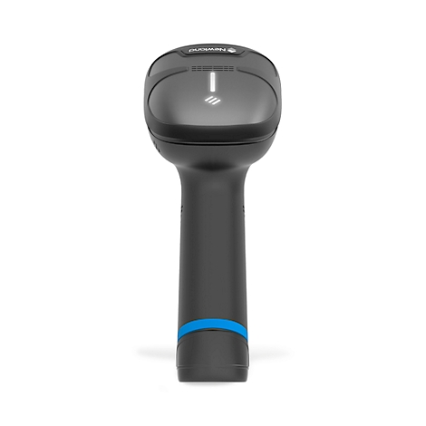 Schwarzer Barcodescanner mit blauer Taste und Akzenten, auf weißem Hintergrund. Scanner ist in der Hand gehalten.