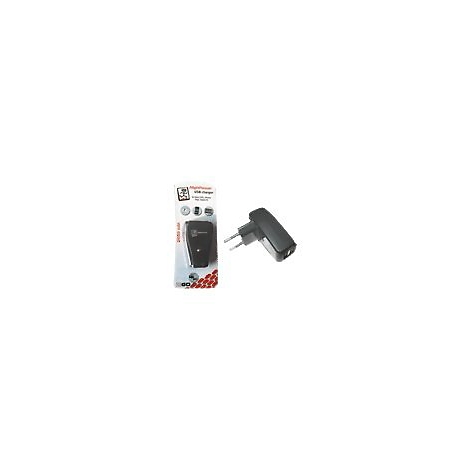 Schwarzes USB-Netzladegerät in der Originalverpackung und separat auf weißem Hintergrund.
