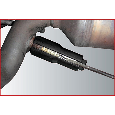 Nahaufnahme eines schwarzen Werkzeugs, das in einen Auspuff eingebaut ist. Es sind metallische Rohre und Bauteile zu sehen.