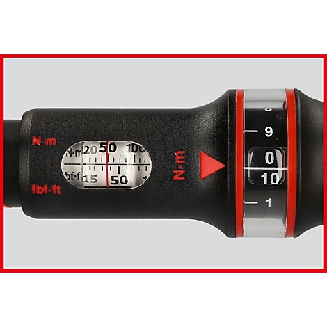Nahaufnahme eines schwarzen Drehmomentschlüssels mit roter Markierung. Der Drehmomentwert ist auf 50 N-m eingestellt.