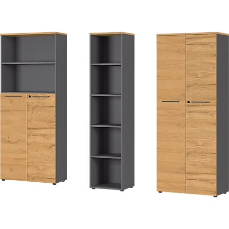 Drie kasten, houteffect, met grijze accenten. Eén kast heeft open vakken en deuren, de andere hebben alleen deuren of open vakken.