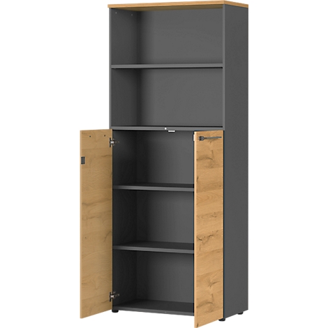 Kast met grijze planken en twee deuren in houtlook, die open zijn.