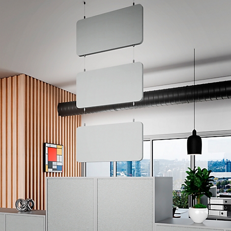 Drie rechthoekige borden hangen met kabels aan het plafond. Ze zijn boven kantoorscheidingswanden gemonteerd. Op de achtergrond is een kantoor te zien.