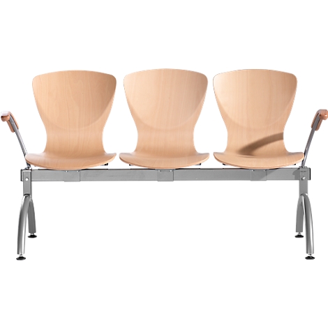 Dreisitzige Wartebank mit hellen, ergonomisch geformten Holzschalen auf einem grauen Metallgestell.