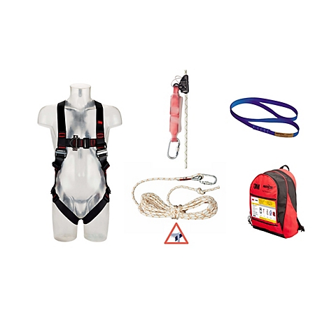 Auffanggurt an Schaufensterpuppe, Seil mit Klemmgerät, Bandschlinge, aufgerolltes Seil und Rucksack auf Weiß.