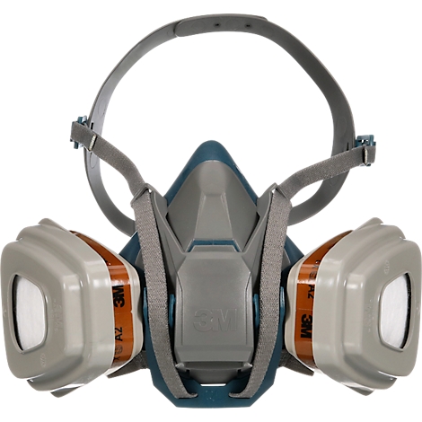 Grijs ademhalingsmasker met filters en hoofdband. Op de filters staat de inscriptie 3M.
