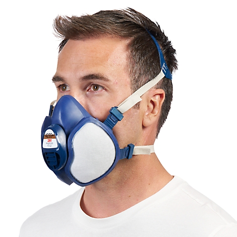 Man draagt een ademhalingsmasker, blauw masker met wit filter en riemen.