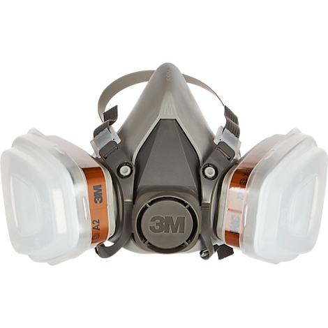 Graue Atemschutzmaske mit Filtern, Marke 3M. Auf den Filtern ist die Kennzeichnung A2 zu sehen.