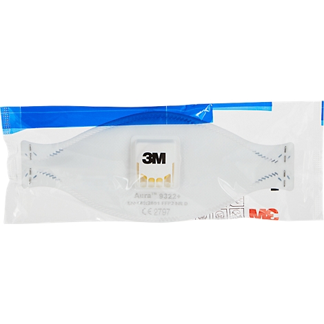 Eine weiße 3M Atemschutzmaske in einer Folienverpackung. Oben blaues Band. Aufgedruckt: 3M, Aura, 9322+, CE-Zeichen.