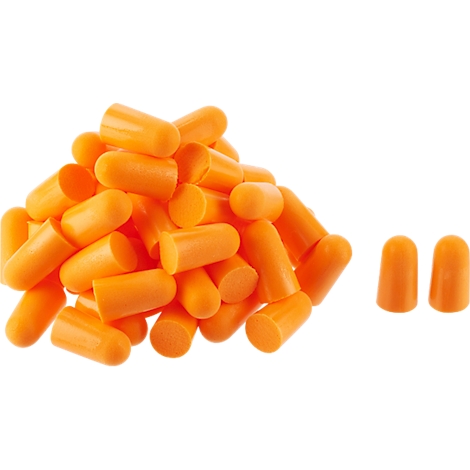 Haufen orangefarbener Ohrstöpsel auf weißem Grund. Zwei Stöpsel stehen separat.