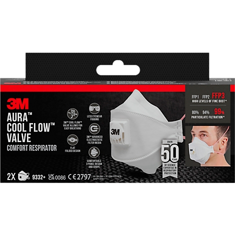 Un respirateur 3M Aura Cool Flow blanc sur un emballage, un homme portant un masque à droite. Inscription : FFP3, 99% de filtration des particules.