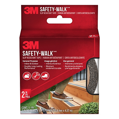 Emballage du produit avec du ruban antidérapant 3M Safety-Walk. Le ruban est appliqué sur une marche sur laquelle une personne se tient.
