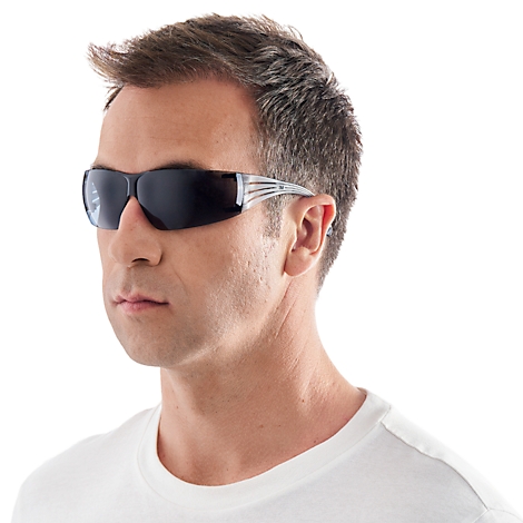 Mann mit Sonnenbrille im Profil. Die Brille hat eine dunkle Linse und silberne Bügel. Er trägt ein weißes T-Shirt.