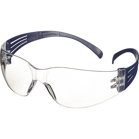 Transparente Schutzbrille mit blauem Bügel. Auf einem weißen Hintergrund abgebildet.
