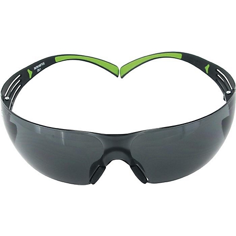 Sicherheitsbrille mit grauen Gläsern und grün akzentuierten Bügeln. Der Rahmen ist schwarz.