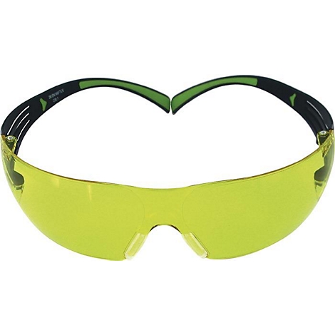 Gelbe Schutzbrille mit schwarzen und grünen Bügeln. Schutzgläser. Für Sicherheit und Gesundheit.